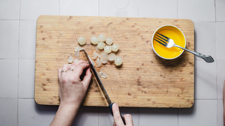 Slicing pearl onions
