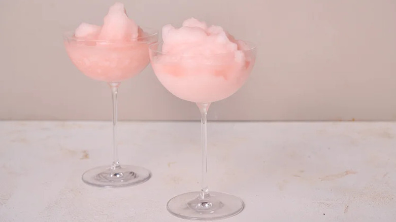 Two palomas sitting on a pale background