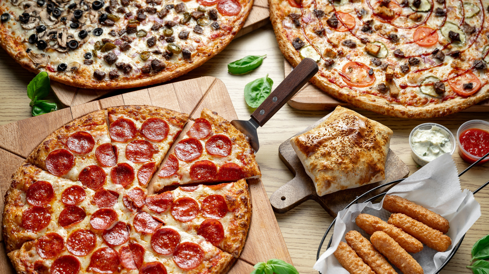 This '90s Salad-Inspired Pizza Topping Deserves A Comeback - Tasting Table