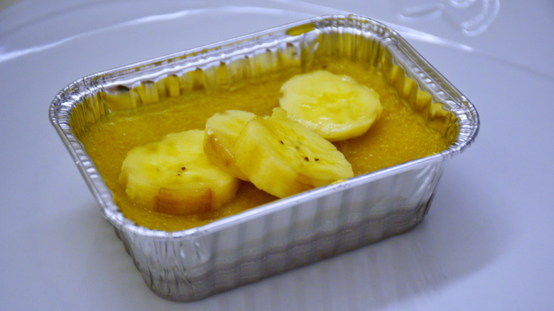 Crème brûlée with slices of banana