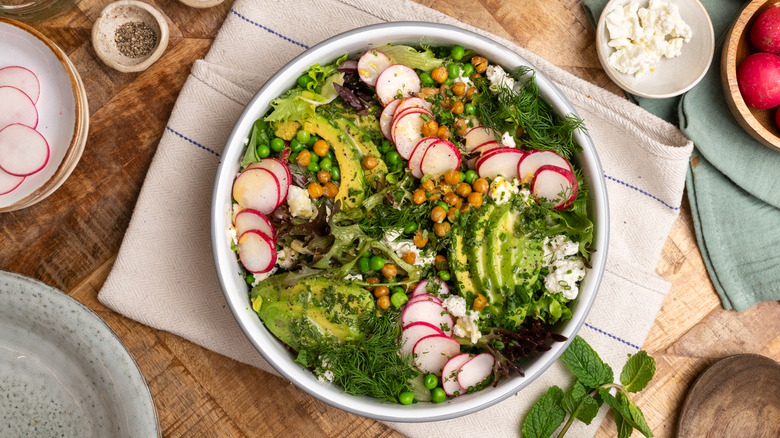 Colorful chickpea salad in bowl