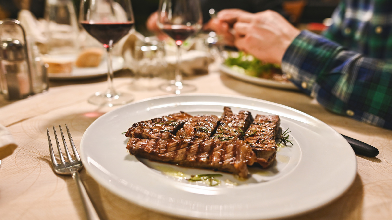 This Historic NYC Steakhouse Still Hums With '60s Power-Lunch Vibes (Mad Men Fans Will Recognize It, Too) - Tasting Table