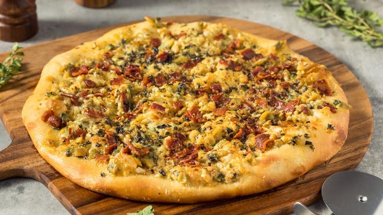 A New Haven clam and garlic pizza