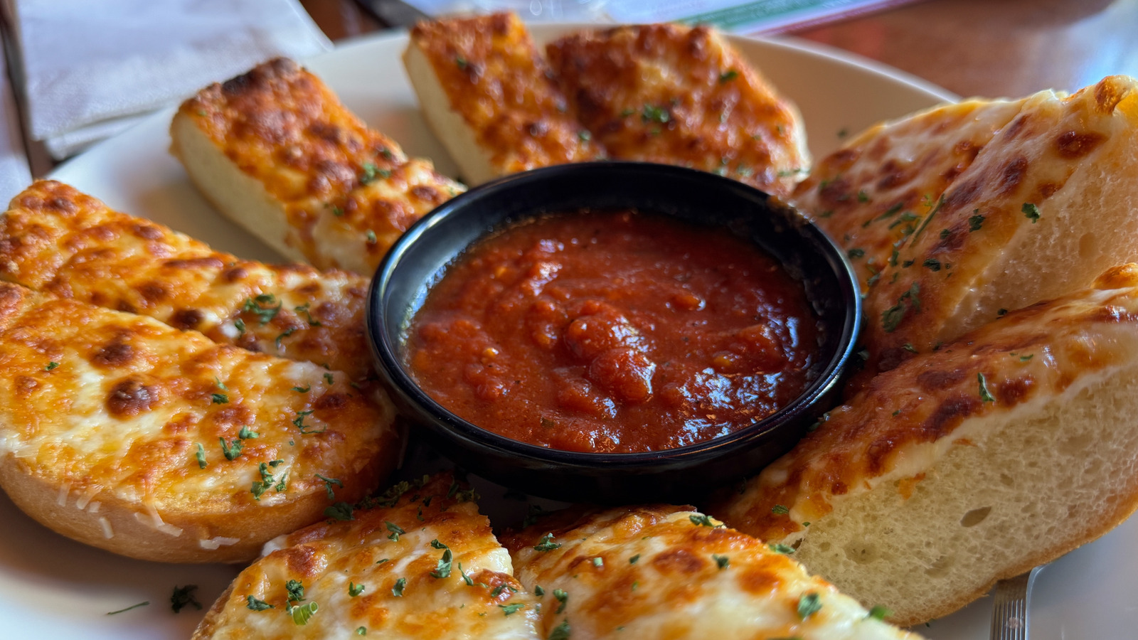 This Is The Pizza Chain With The Hands-Down Best Cheesy Bread - Tasting Table