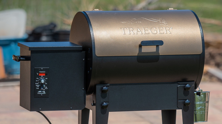 A closed pellet smoker
