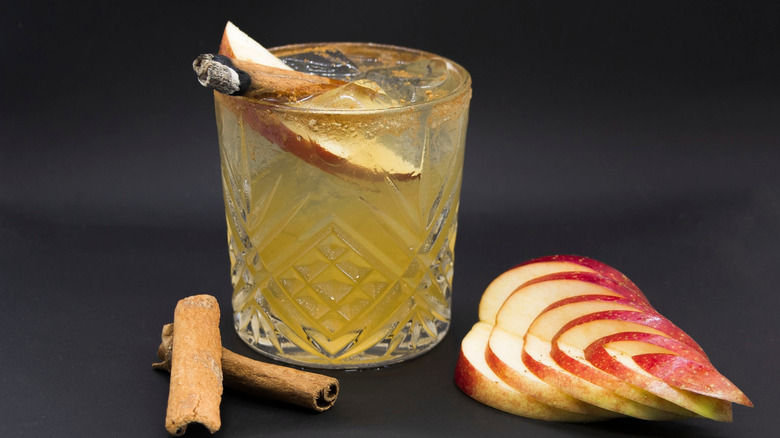 apple pie cocktail with apple garnish