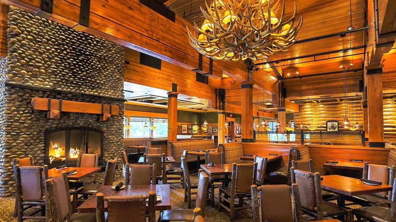 Claim Jumper restaurant interior