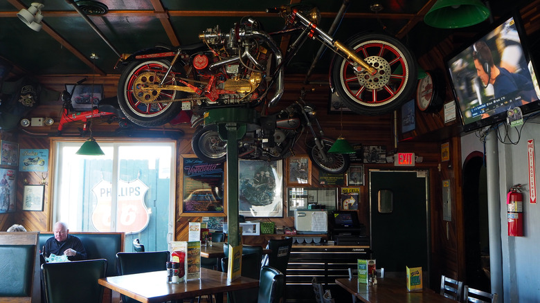 Quaker Steak & Lube interior