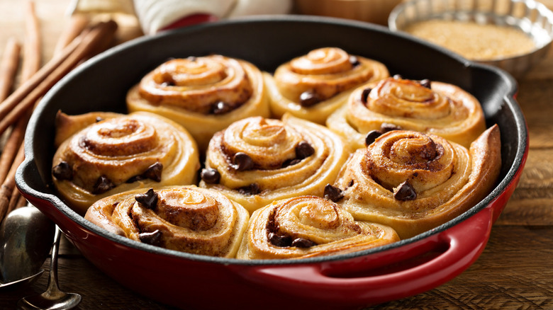 cinnamon rolls with chocolate frosting