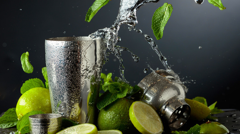 Shaker with mint and limes