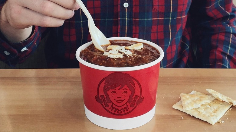 Wendy's chili in cup with crackers