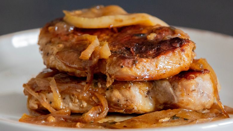 Apple and pork with onions