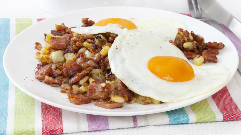 corned beef hash and eggs breakfast