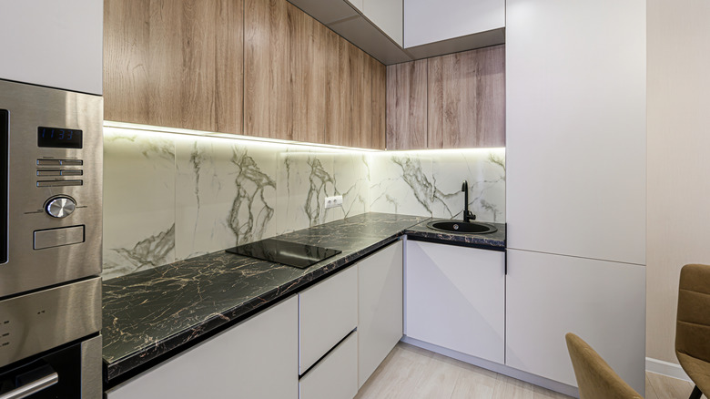 Home kitchen with a veined quartzite backsplash