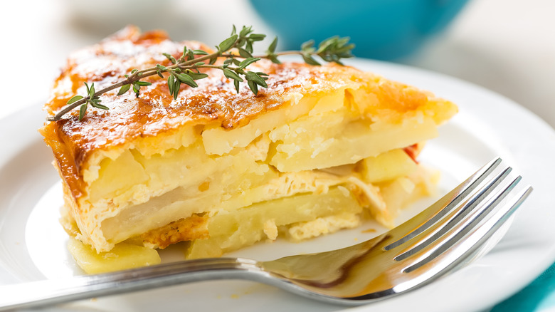 Au gratin potatoes layered