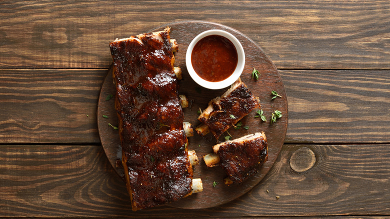 Plate of ribs and sauce