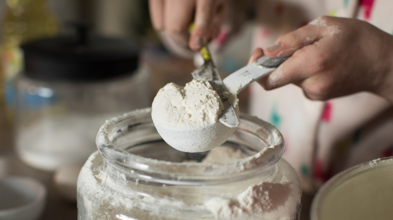 Hands measuring flour