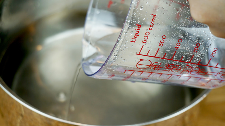 Liquid measuring cup
