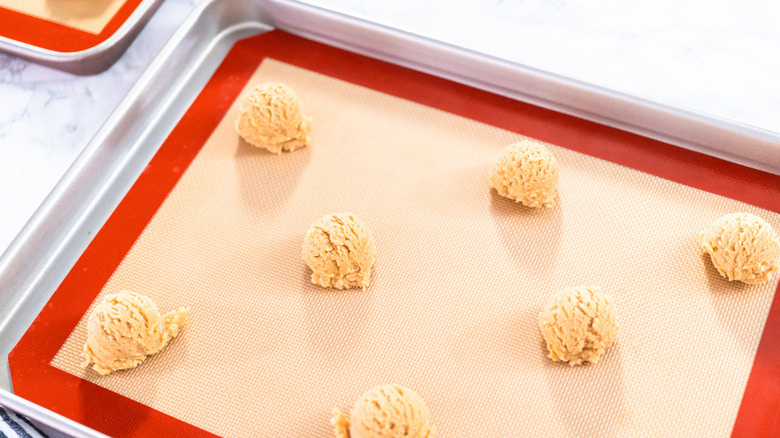 Pastry mat with dough