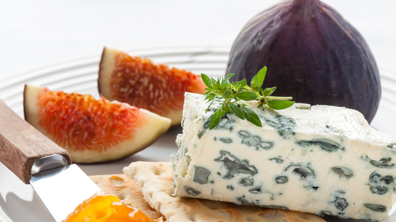 Blue cheese and fig slices