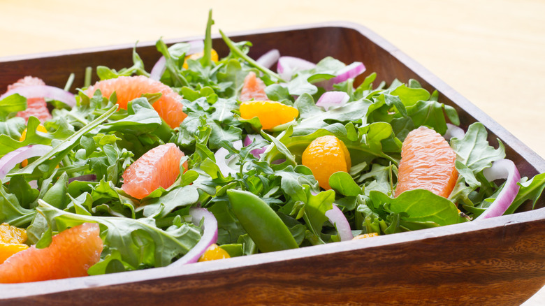 salad leaves with grapefruit wedges