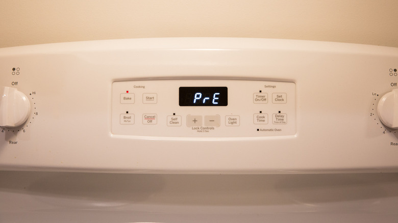 oven display showing preheat symbol