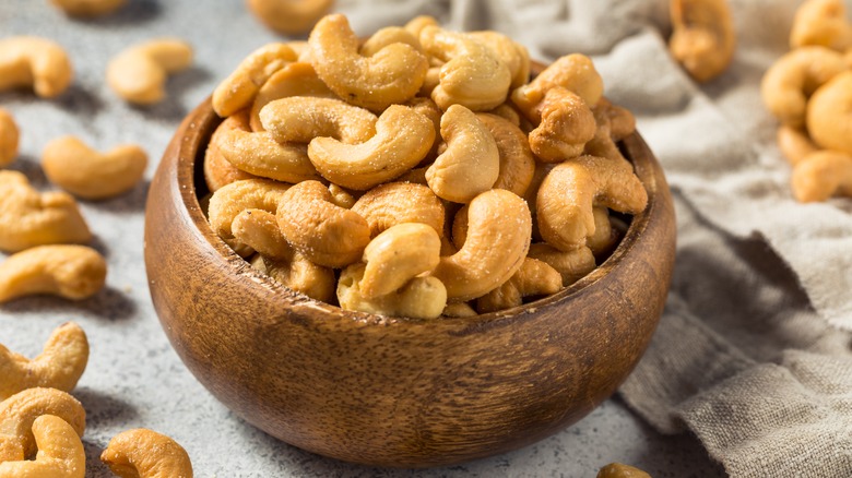 roasted salted cashews in bowl