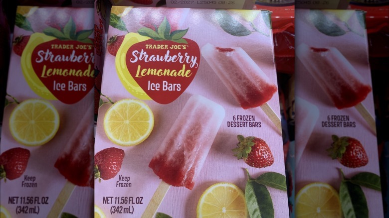 Popsicles with strawberry and lemon