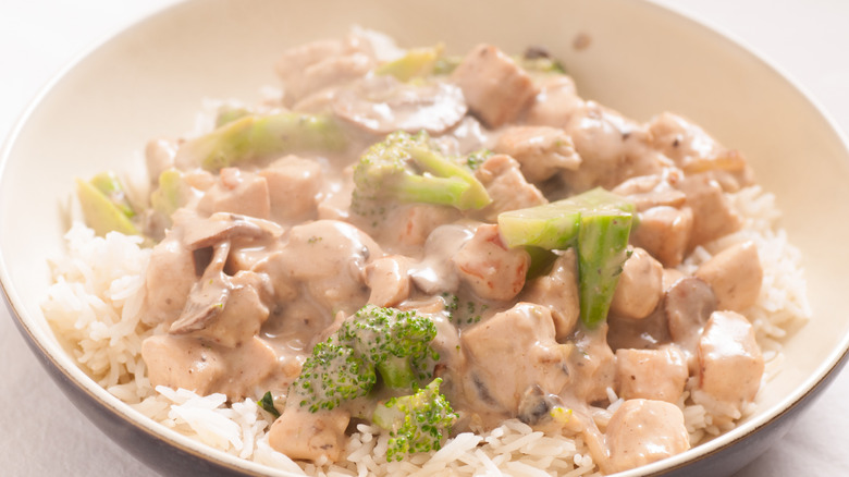 Transform Chicken Alfredo Into A Cozy Casserole With This Canned Ingredient