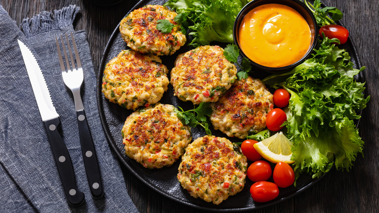 plate of crab cakes
