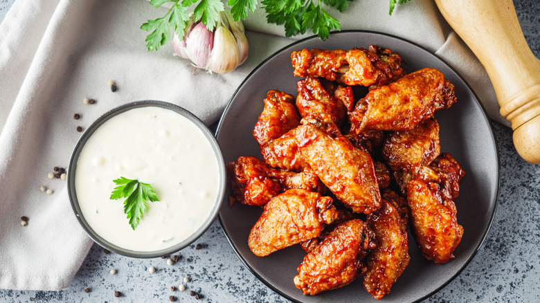 Buffalo wings with blue cheese