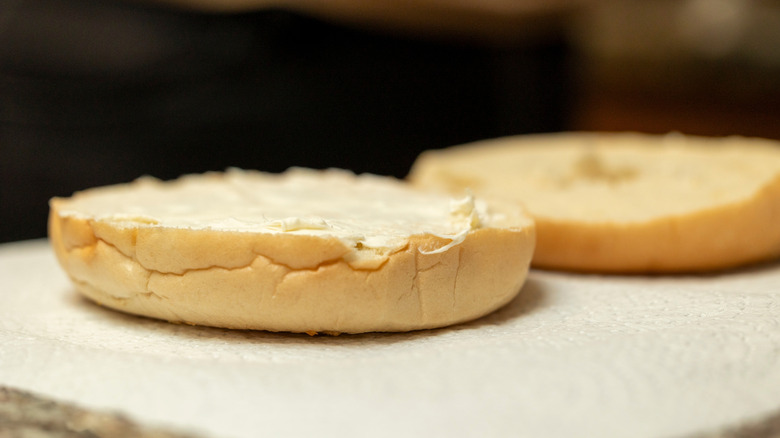 sliced bagel on paper towel