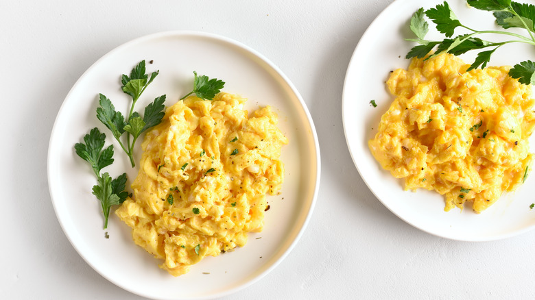 Scrambled eggs with parsley