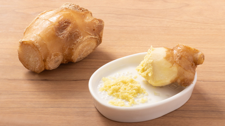 Grated ginger with a knob