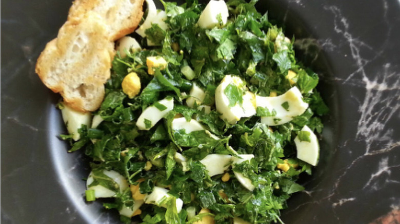 A plate of nergizleme with a piece of bread.