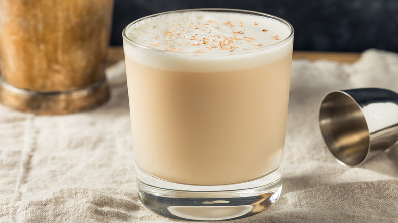 Whiskey and cream cocktail with grated nutmeg