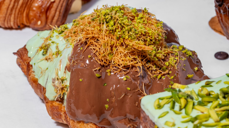 Close-up on a Dubai chocolate croissant