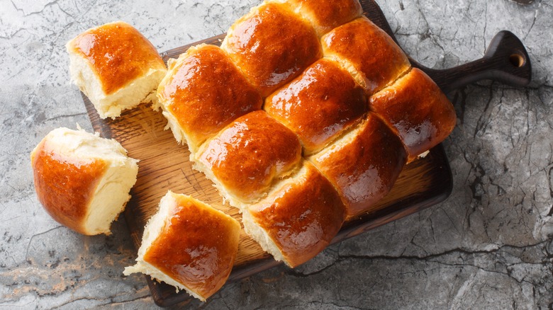 Hawaiian rolls freshly baked