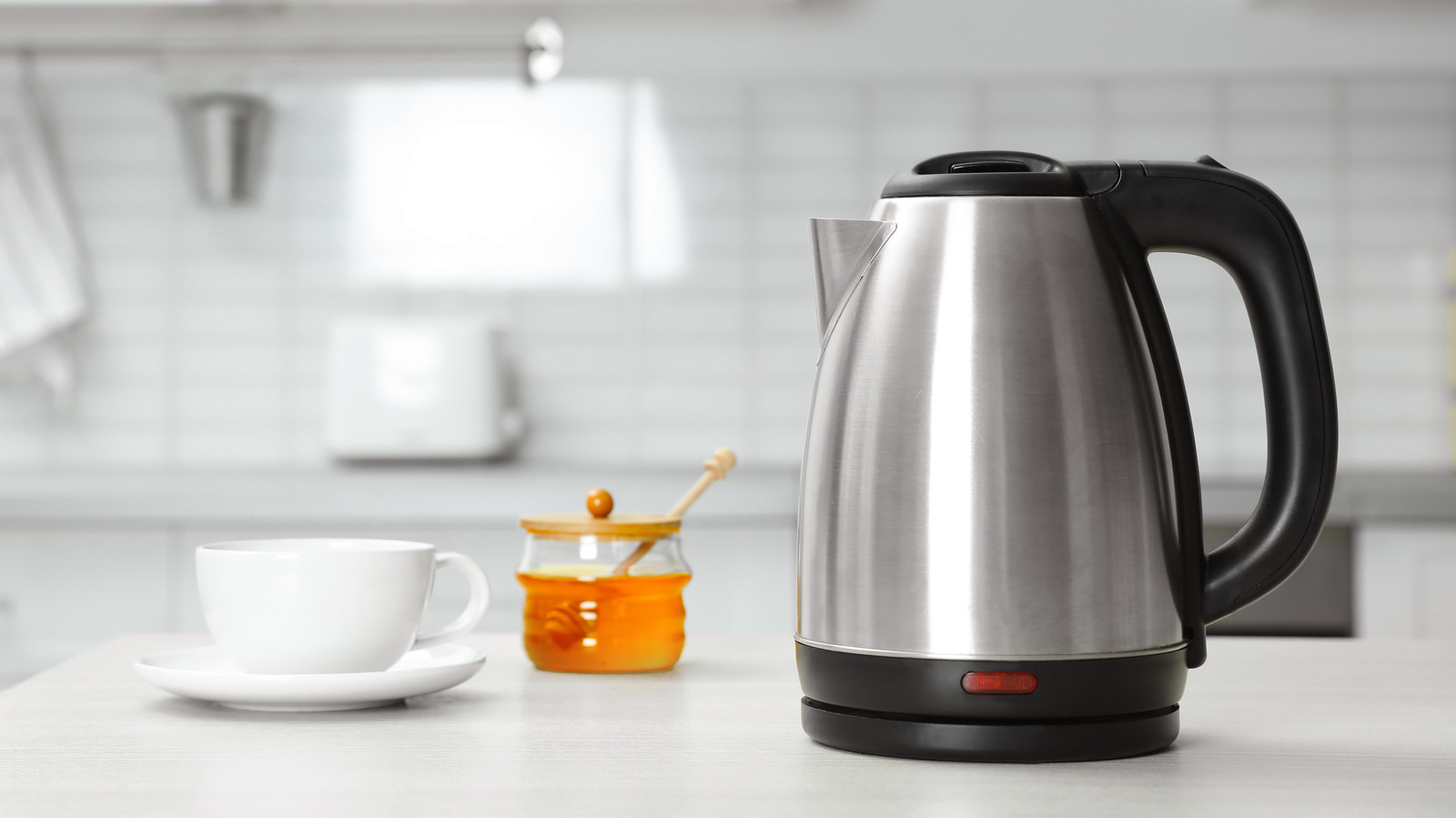 https://www.tastingtable.com/img/gallery/twitter-is-baffled-by-the-new-york-times-electric-kettle-coverage/l-intro-1656611370.jpg