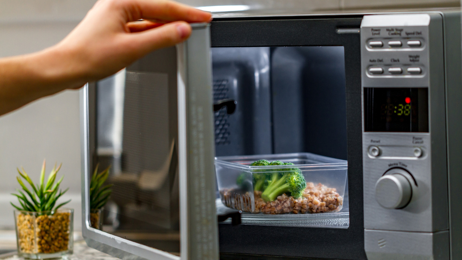 Types Of Containers You Should Never Use To Reheat Food In Your Microwave