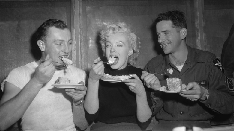 Marilyn Monroe dining with friends