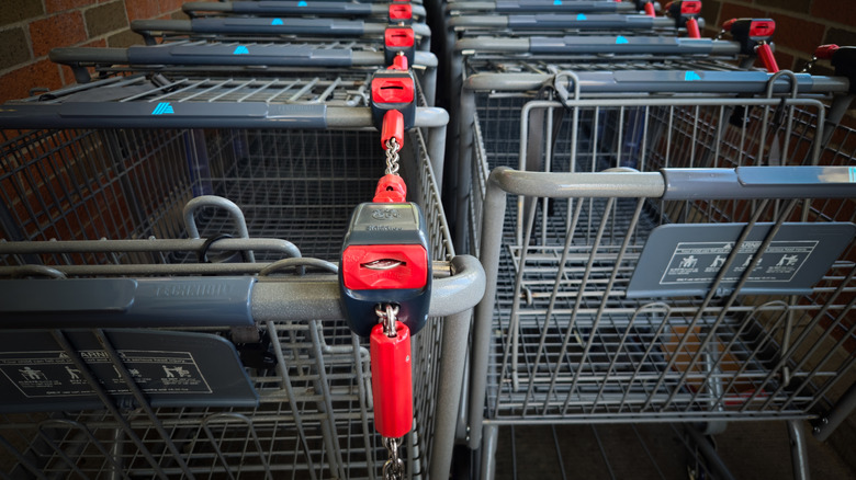 Aldi carts chained together with quarter in first cart.