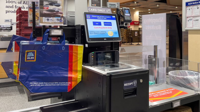 Self-check at Aldi with a sign saying it's for card only.