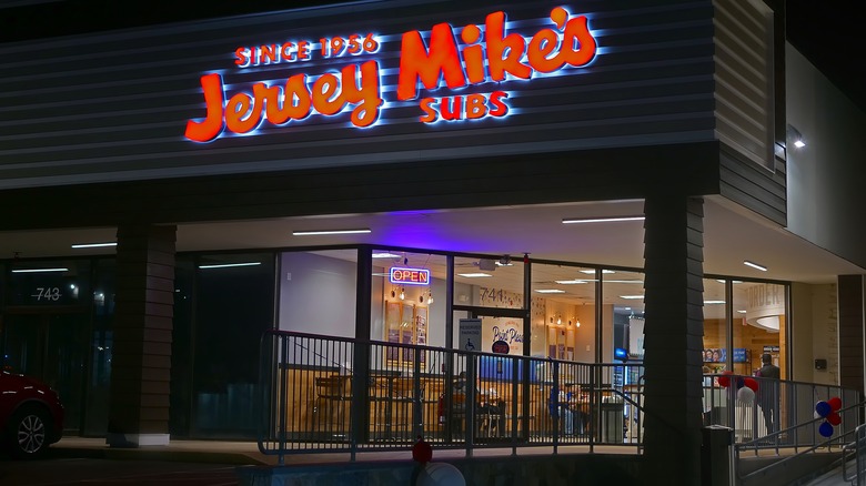 Jersey Mikes exterior at night