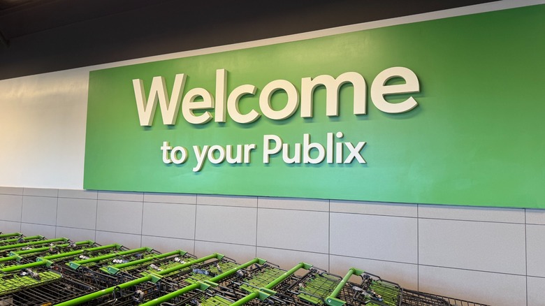 Welcome to your Publix sign at grocery store