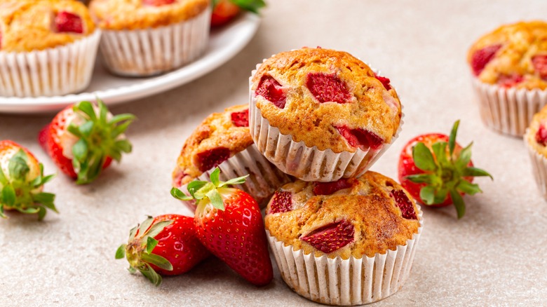 Muffins with fresh strawberries