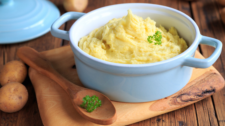 Mashed potatoes in blue pot