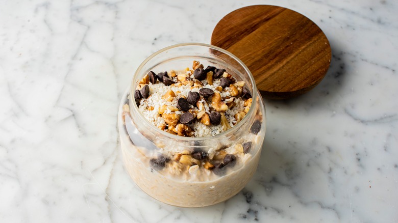 jar of overnight oats with lid