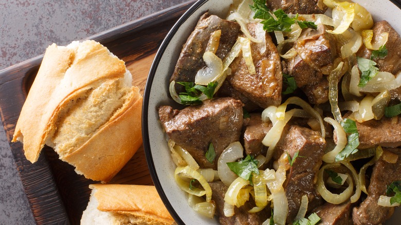 Beef liver and onions with bread