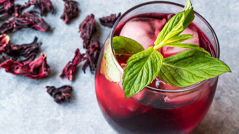 hibiscus drink with mint